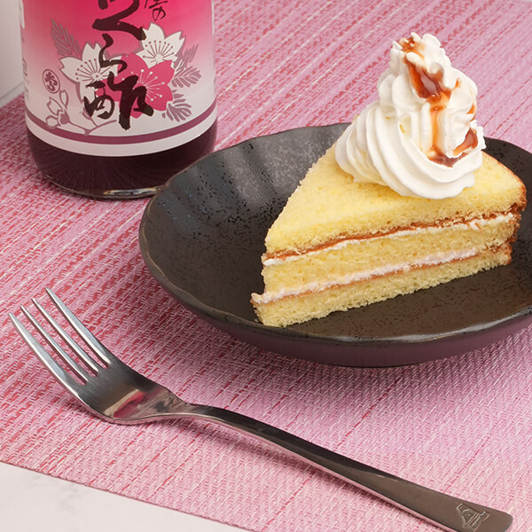 生クリームにさくら酢の塩キャラメルソース添え
