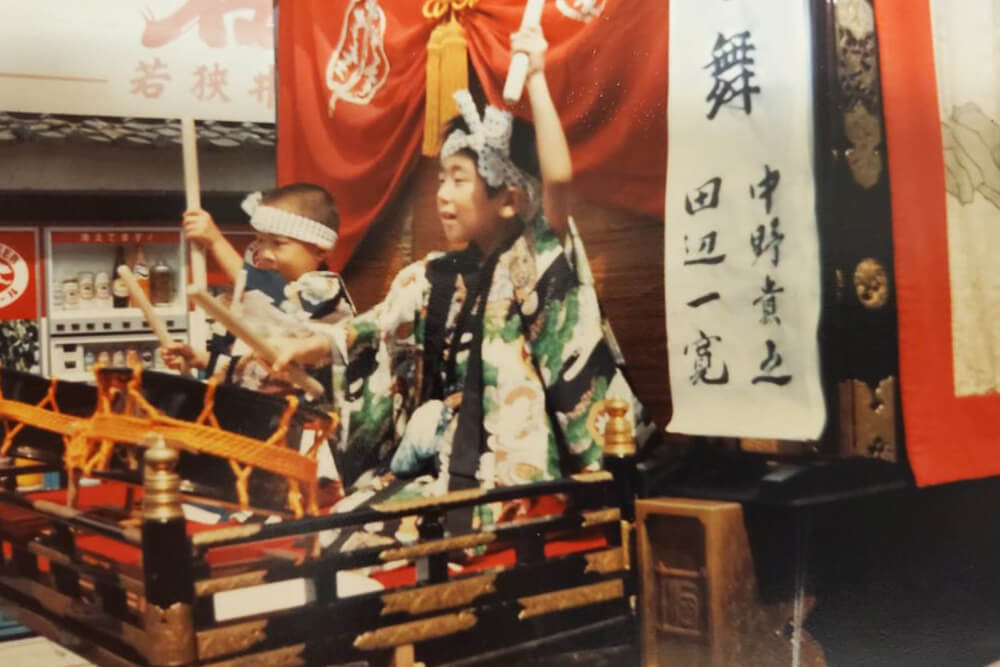 放生祭で太鼓を披露する3年生の頃の中野少年
