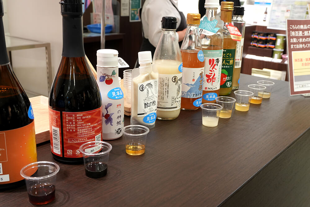 高島屋で開催、にごり酢の試飲会の様子。とば屋酢店のにごり酢と酢の粕を試せる
