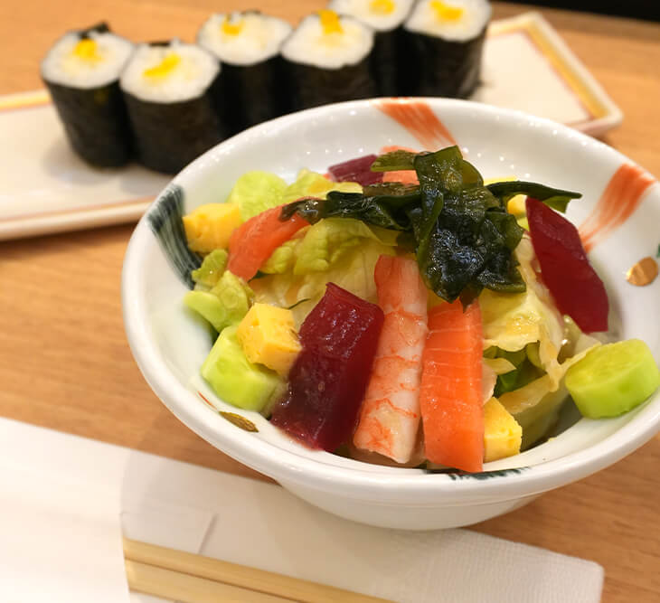 イートイン限定の『築地 寿司岩』さんの山葵ドレッシングの海鮮サラダ